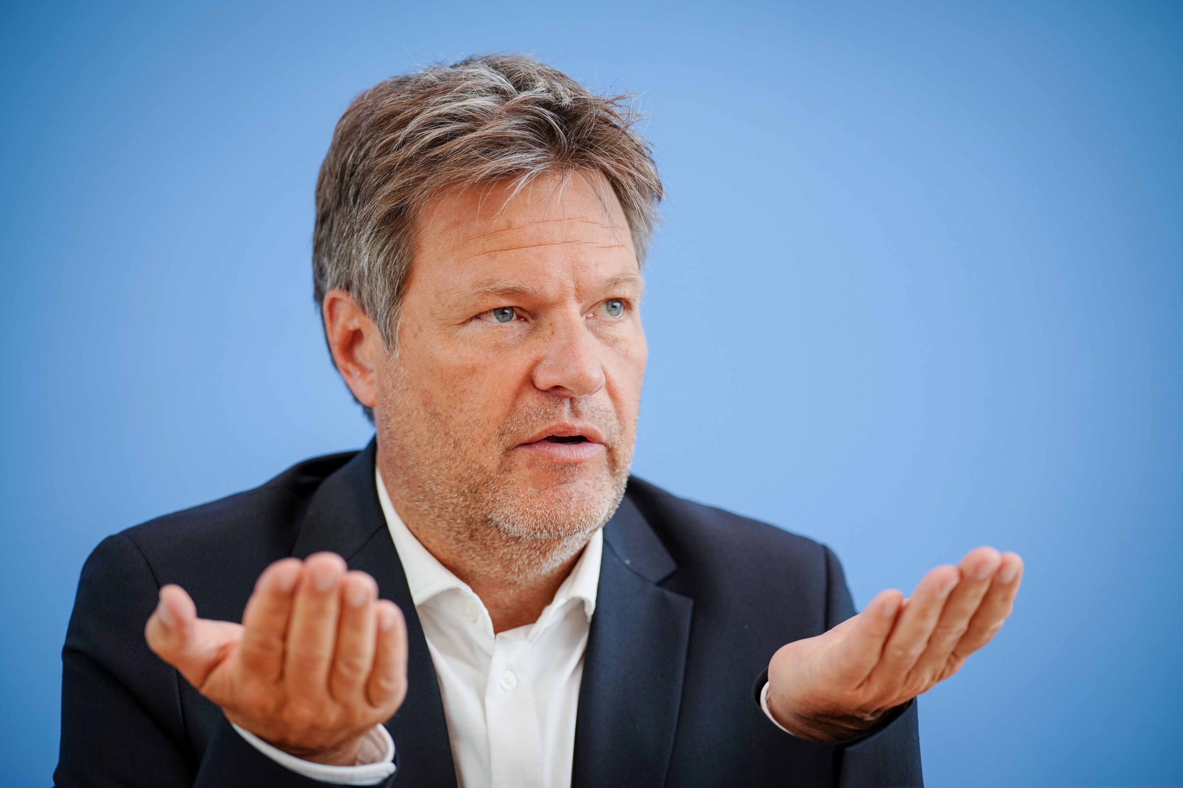 Robert Habeck (Bündnis 90/Die Grünen), Bundesminister für Wirtschaft und Klimaschutz (BMWK), gibt eine Pressekonferenz zur Vorstellung der Frühjahrsprojektion.