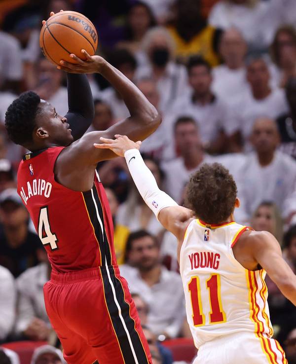 Victor Oladipo (links) wird von Trae Young beim Wurf gefoult.