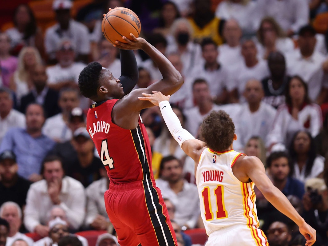 Victor Oladipo (links) wird von Trae Young beim Wurf gefoult.