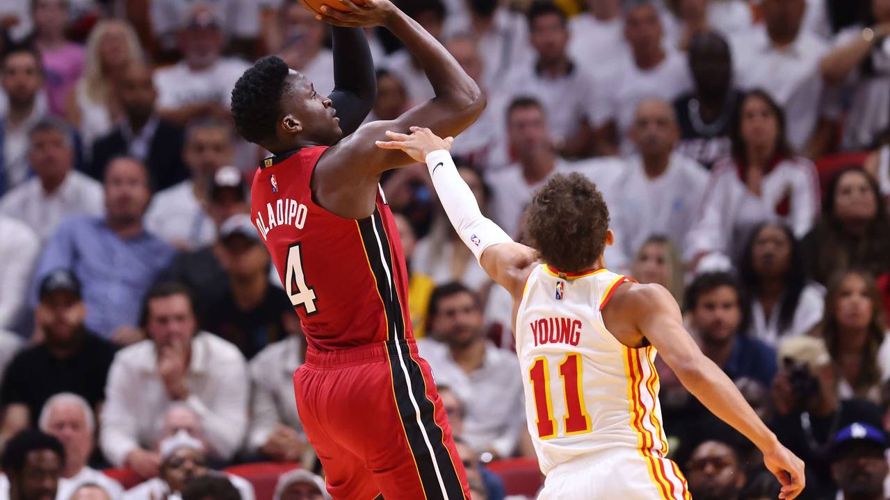 Victor Oladipo (links) wird von Trae Young beim Wurf gefoult.