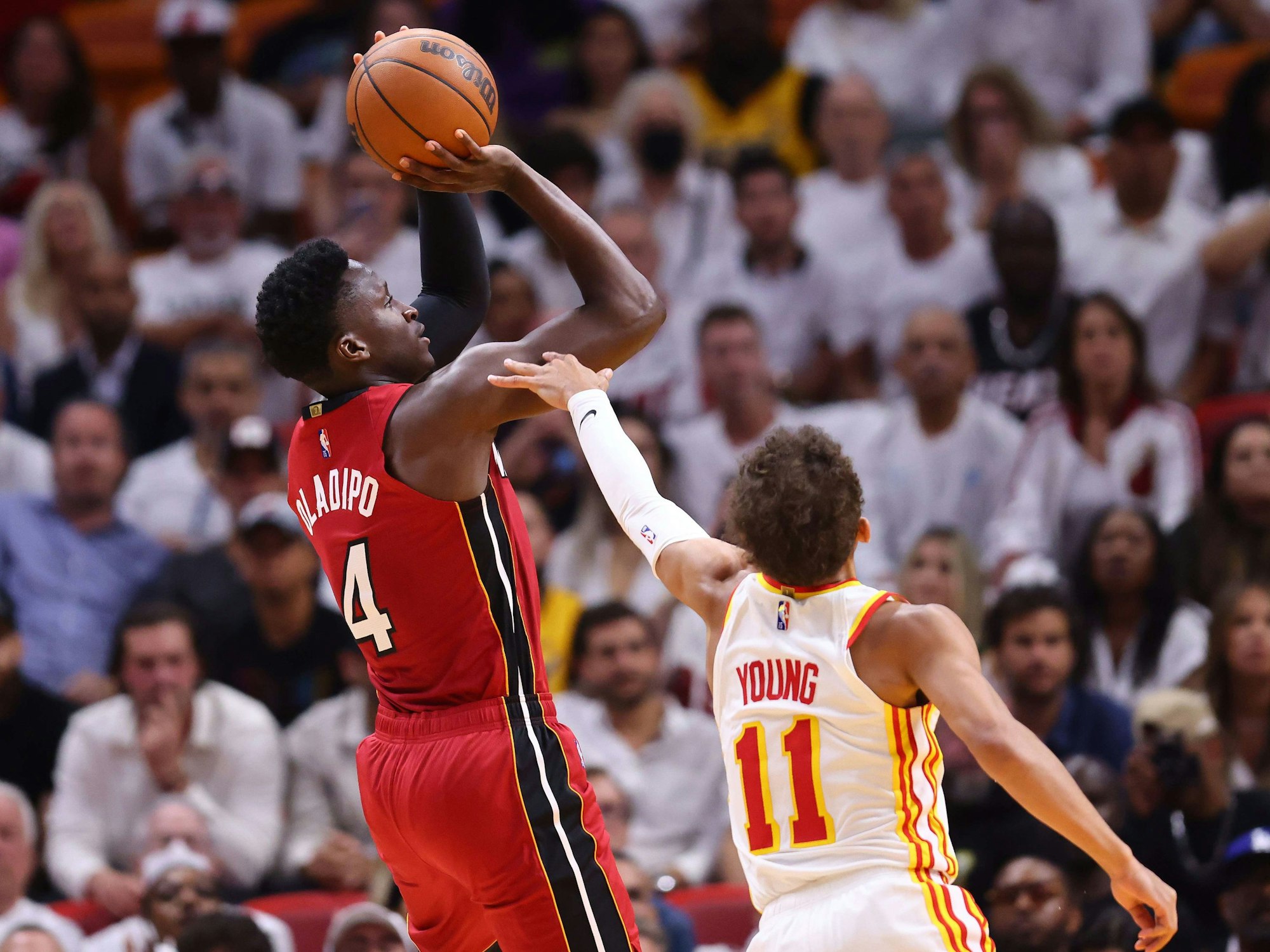 Victor Oladipo (links) wird von Trae Young beim Wurf gefoult.