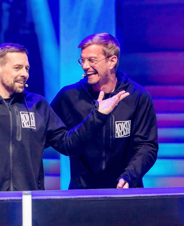 Zu Beginn der Show hatten Klaas Heufer-Umlauf (links) und Joko Winterscheidt noch jede Menge zu lachen, doch im dritten Spiel wendete sich das Blatt.