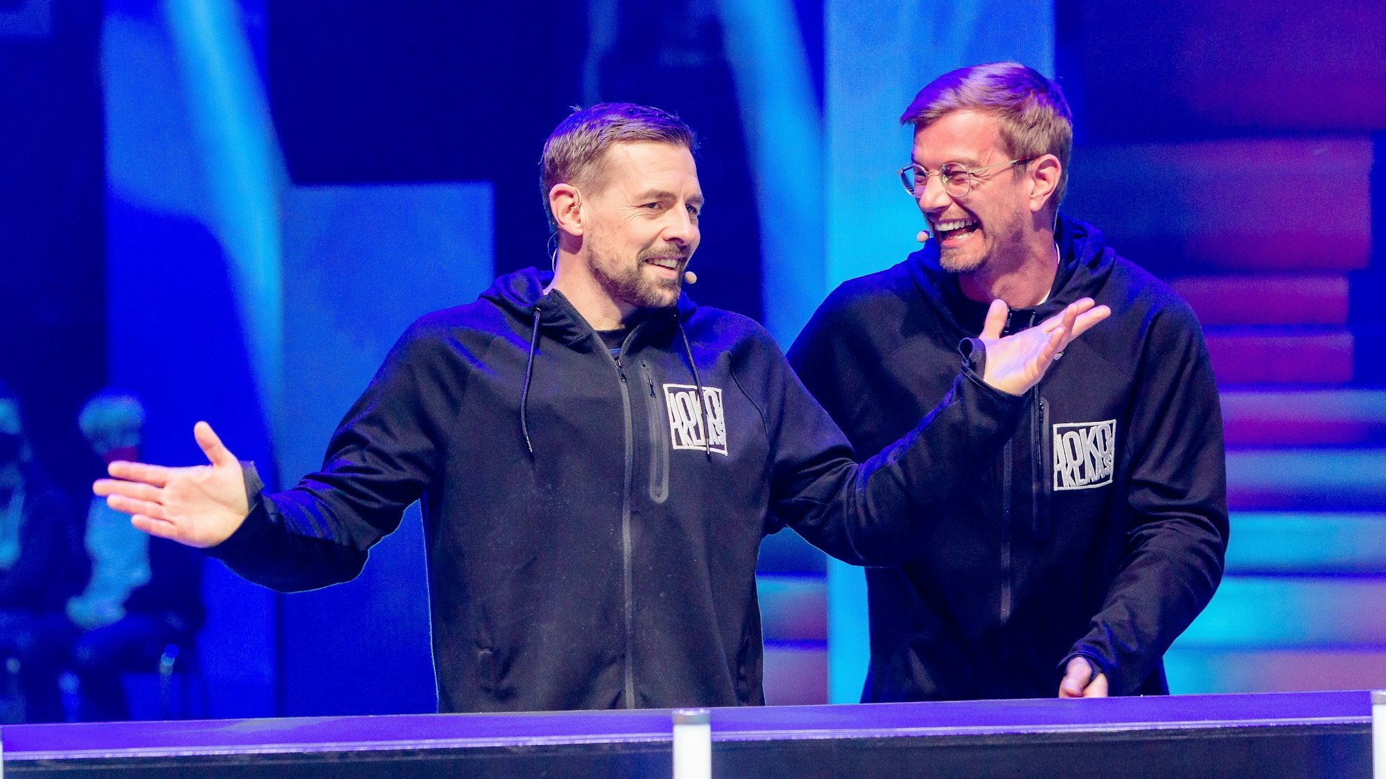 Klaas Heufer-Umlauf und Joko Winterscheidt lachen.