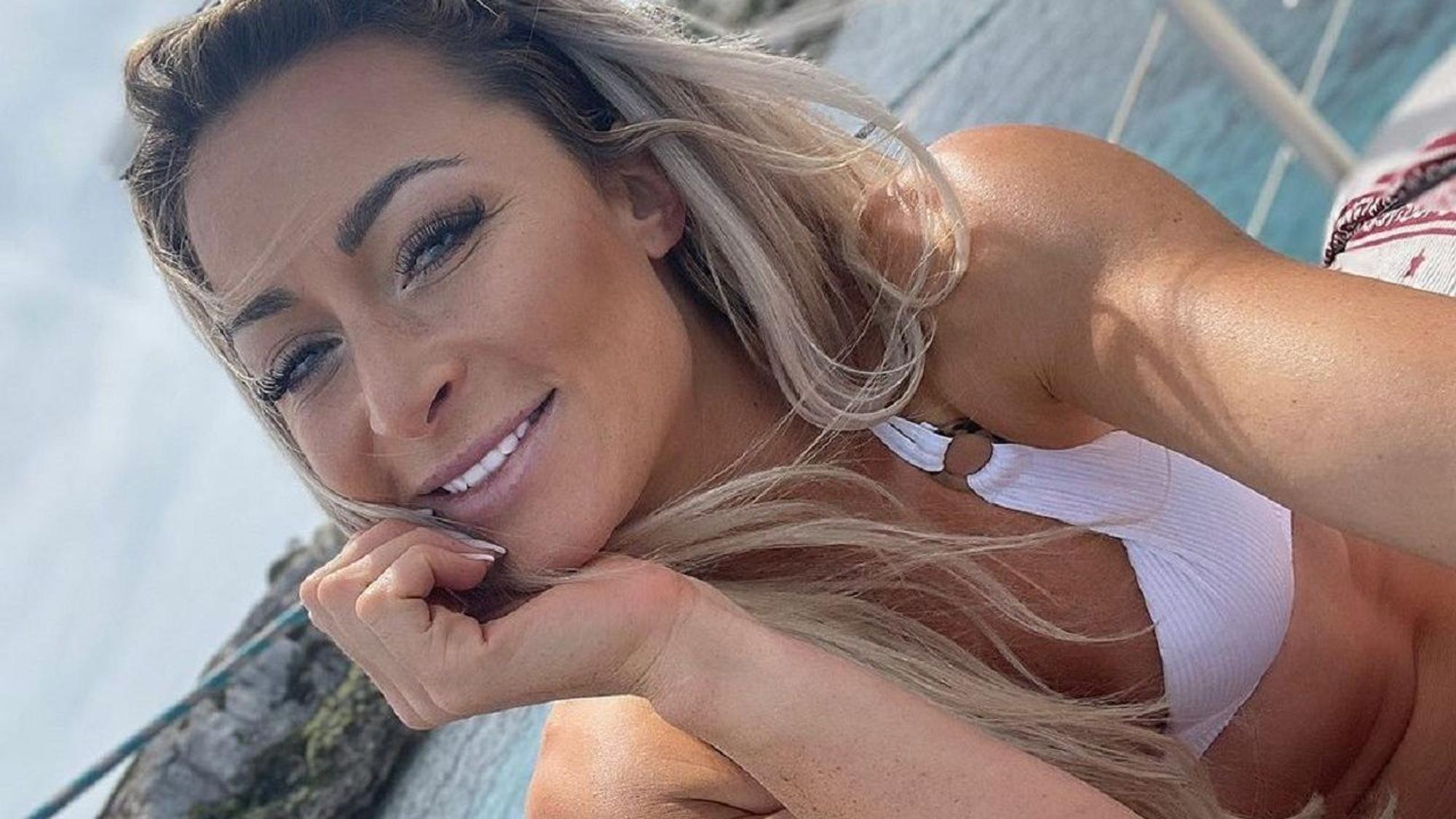 Pia Niedermeier posiert für ein Selfie im Bikini