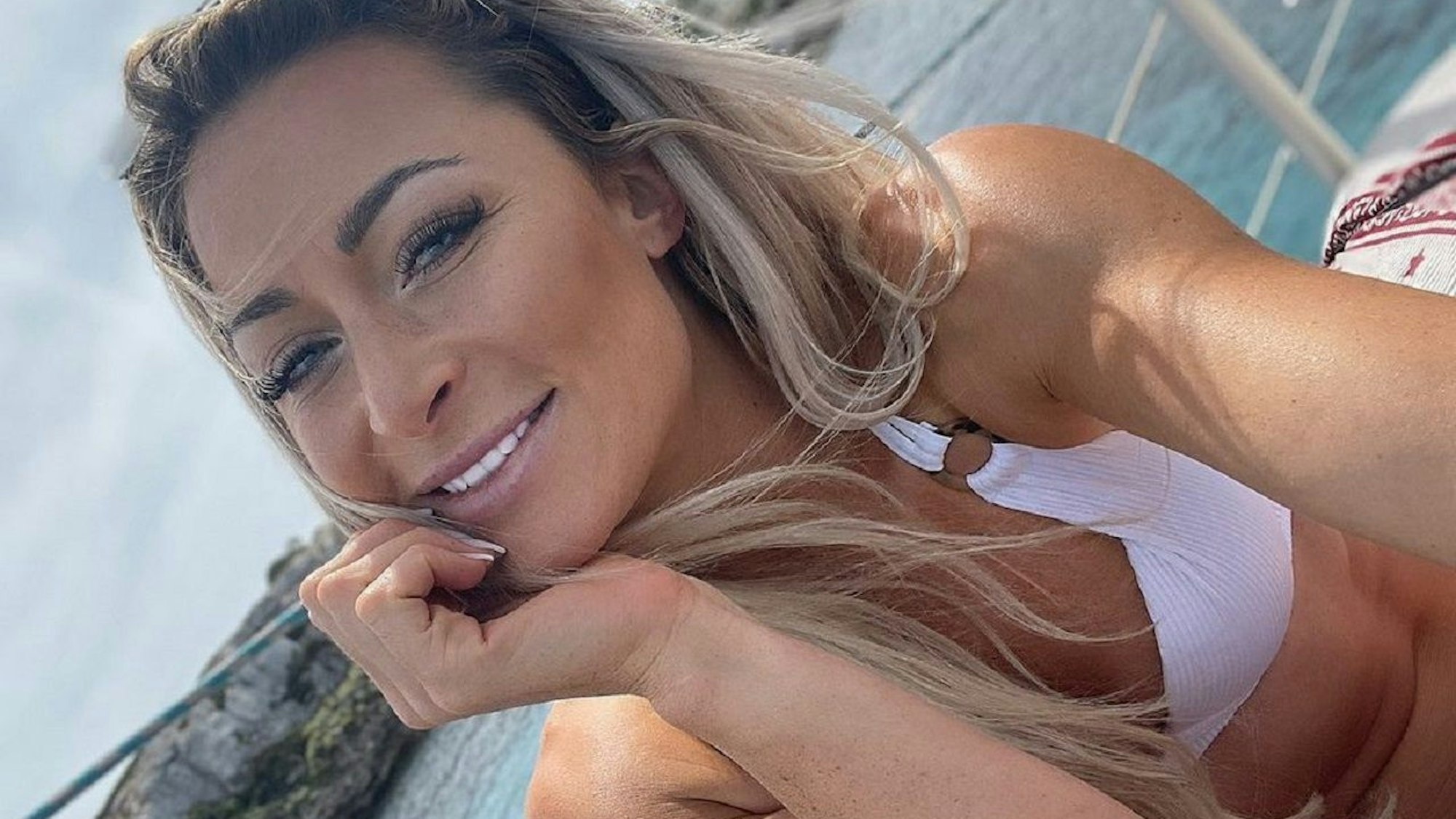 Pia Niedermeier posiert für ein Selfie im Bikini