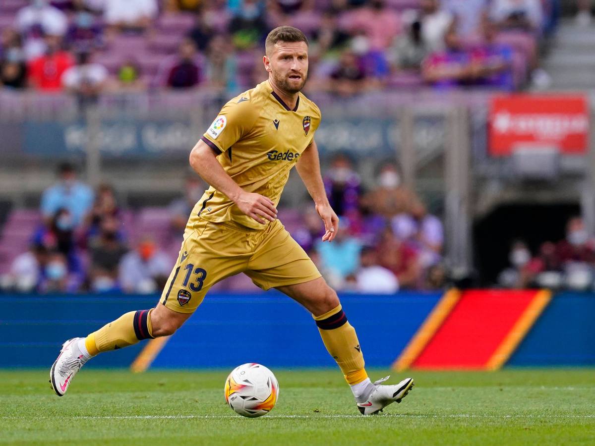 Shkodran Mustafi am Ball auf dem Rasen des Camp Nou