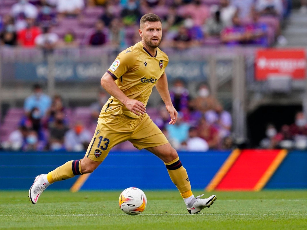 Shkodran Mustafi am Ball auf dem Rasen des Camp Nou