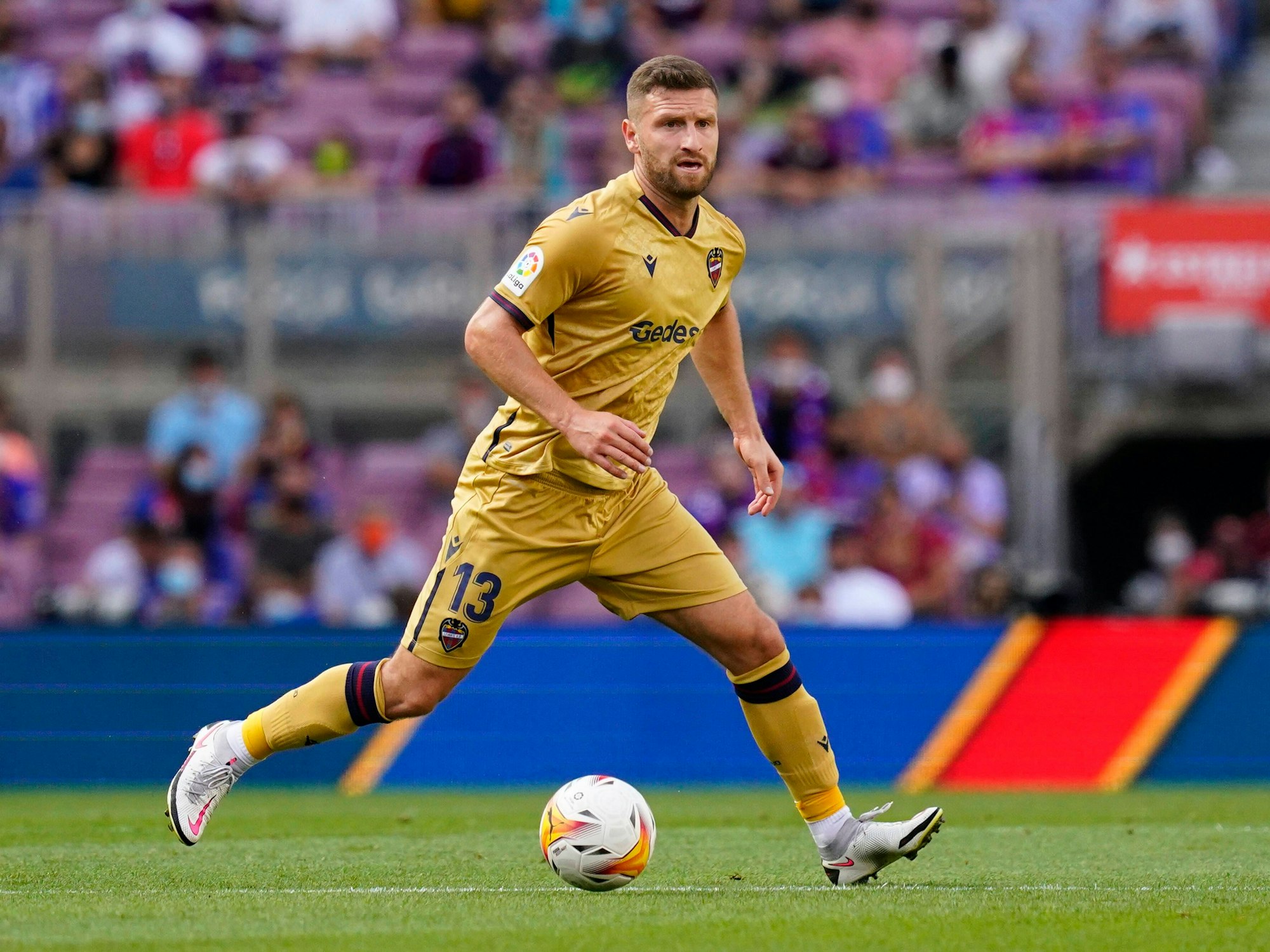 Shkodran Mustafi am Ball auf dem Rasen des Camp Nou