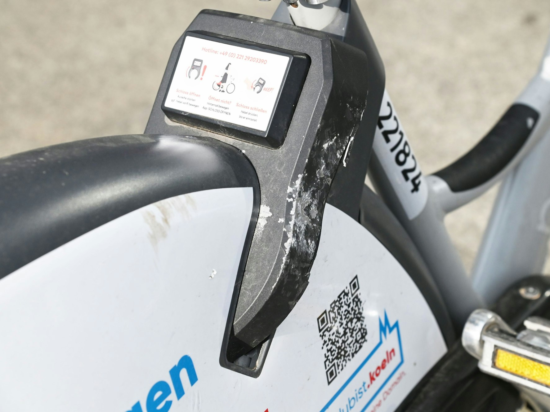 Ein beschädigtes Fahrradschloss an einem KVB Leihrad.