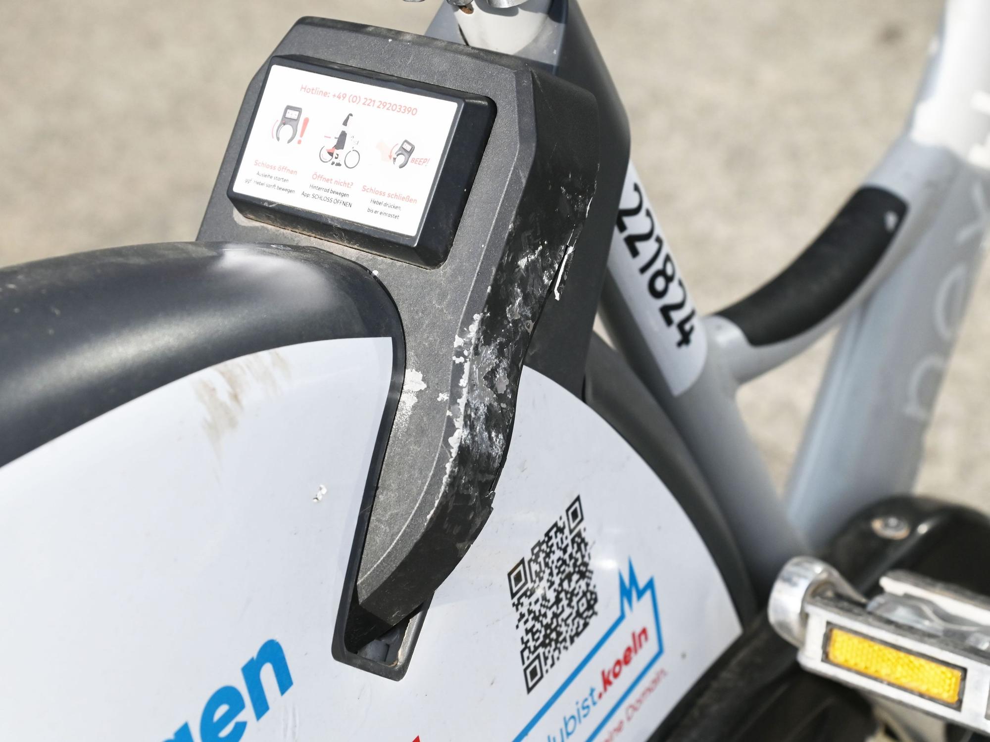 Das Fahrradschloss eines KVB-Leihrads wurde von außen beschädigt.