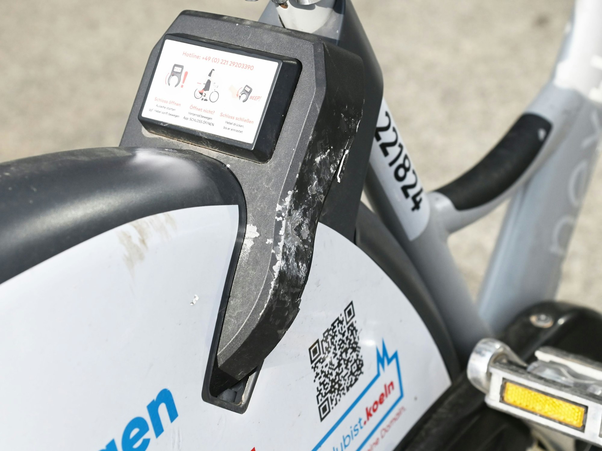 Das Fahrradschloss eines KVB-Leihrads wurde von außen beschädigt.