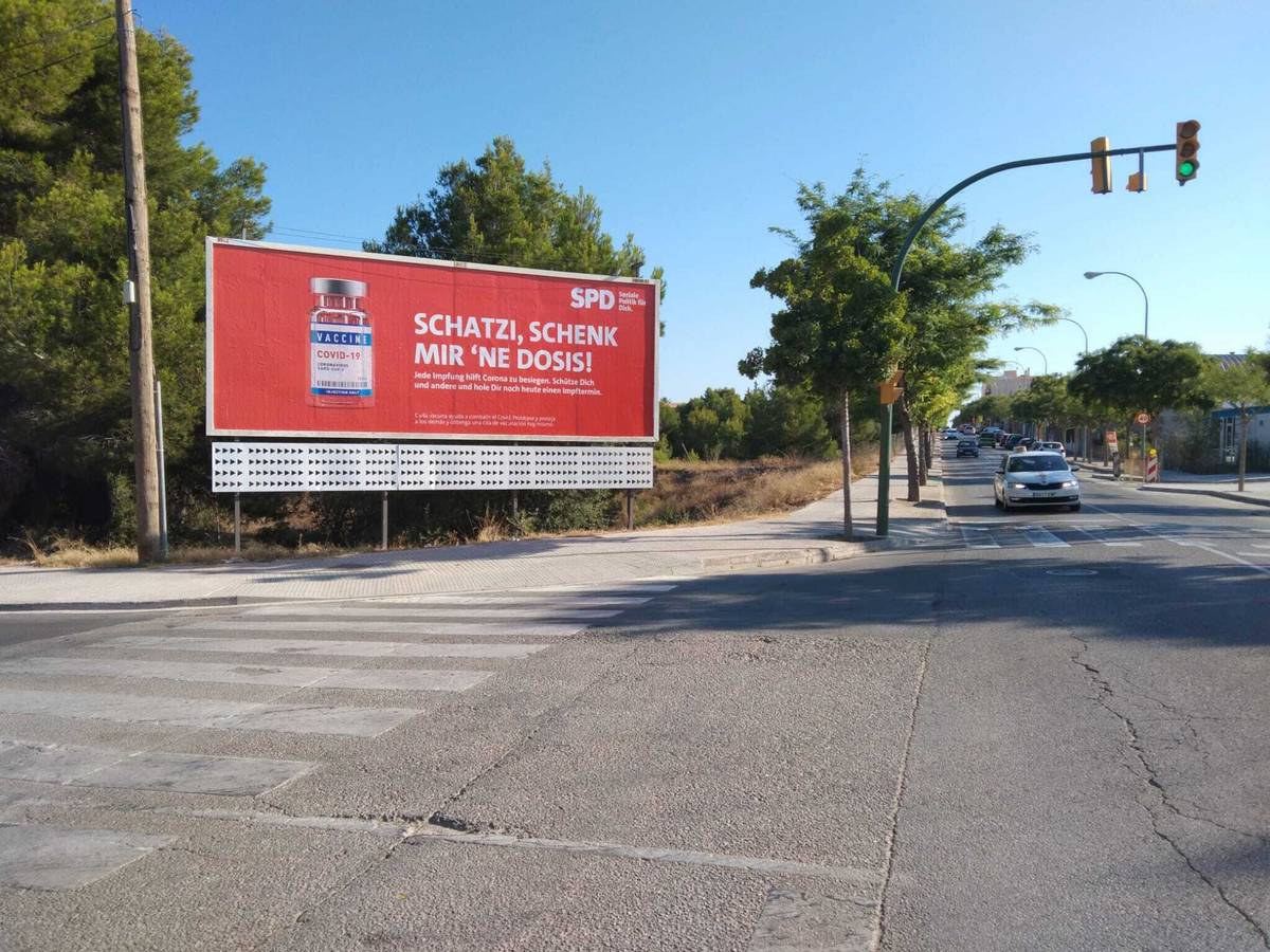 SPD-Plakat an einer Straße auf Mallorca.