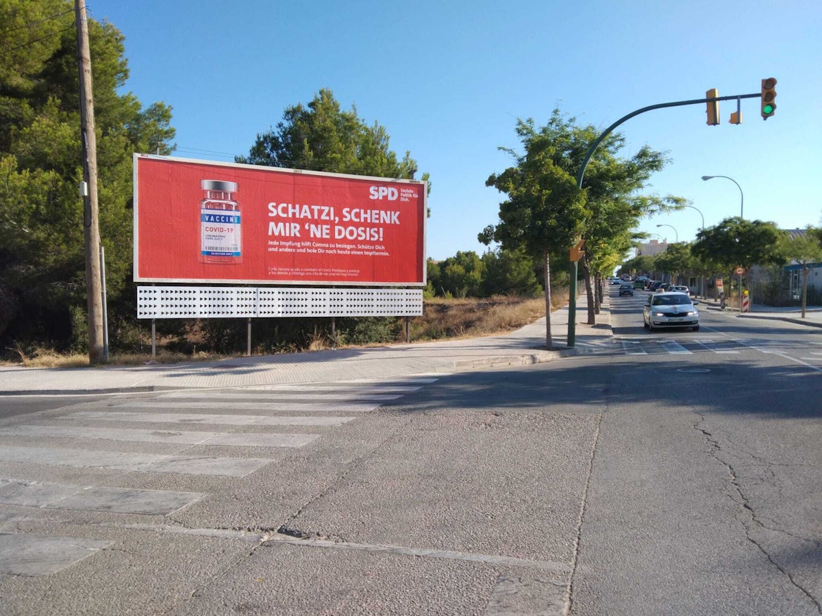 SPD-Plakat an einer Straße auf Mallorca.