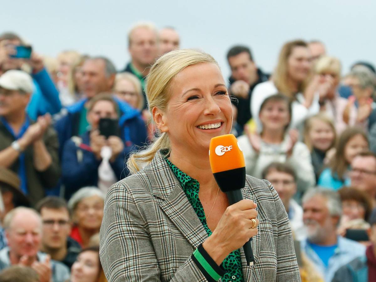 Undatiert: Andrea Kiewel, Moderatorin des "ZDF-Fernsehgartens", aufgenommen während einer Show.