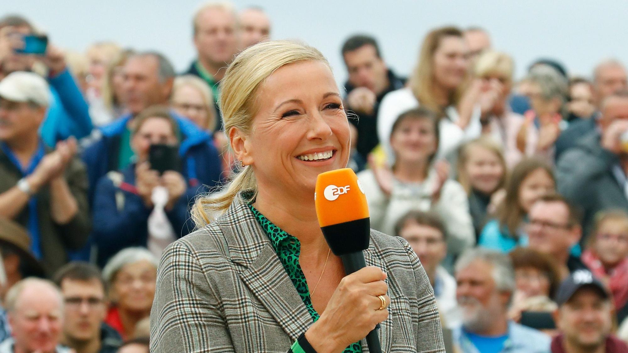 Undatiert: Andrea Kiewel, Moderatorin des "ZDF-Fernsehgartens", aufgenommen während einer Show.