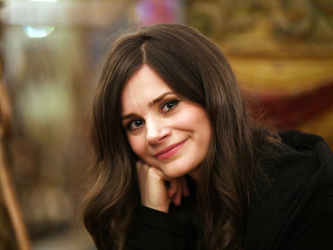 04.04.2018, Baden-Württemberg, Rust: Die Schauspielerin und YouTube-Darstellerin Joyce Ilg sitzt im Europa-Park auf einem Karussell.