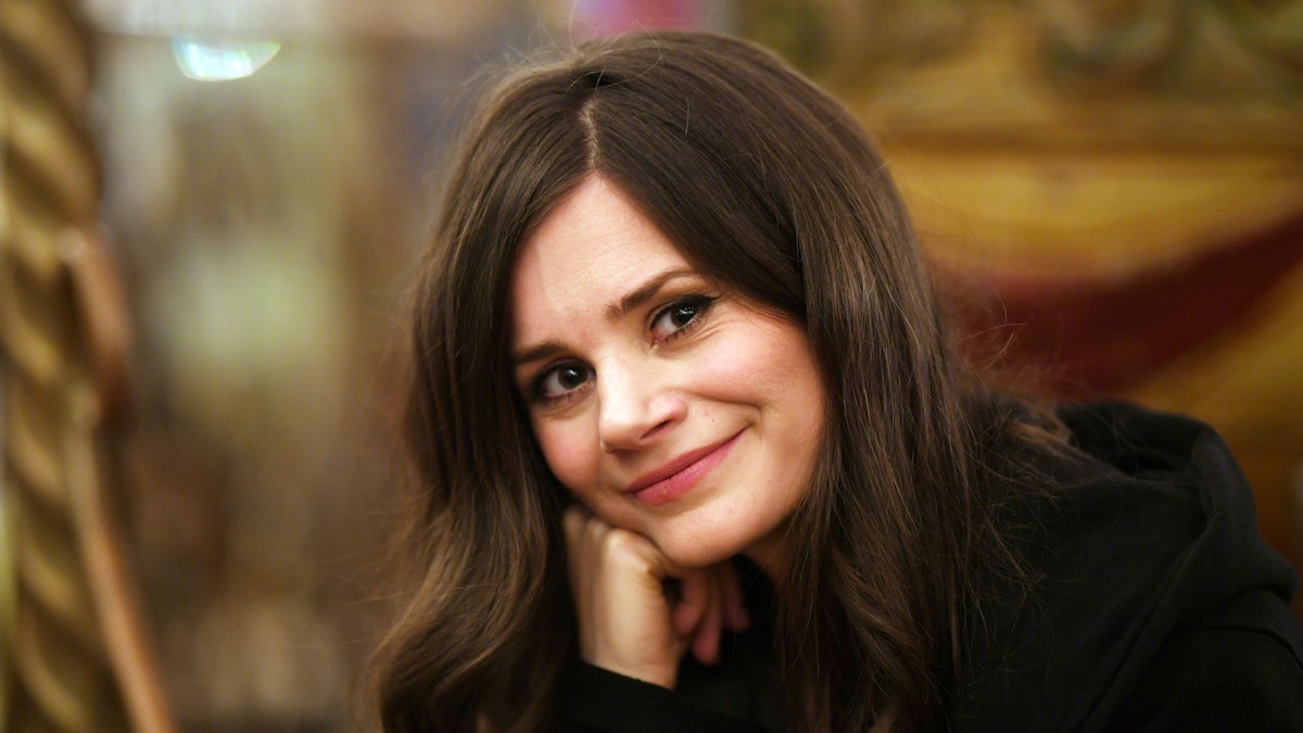 04.04.2018, Baden-Württemberg, Rust: Die Schauspielerin und YouTube-Darstellerin Joyce Ilg sitzt im Europa-Park auf einem Karussell.