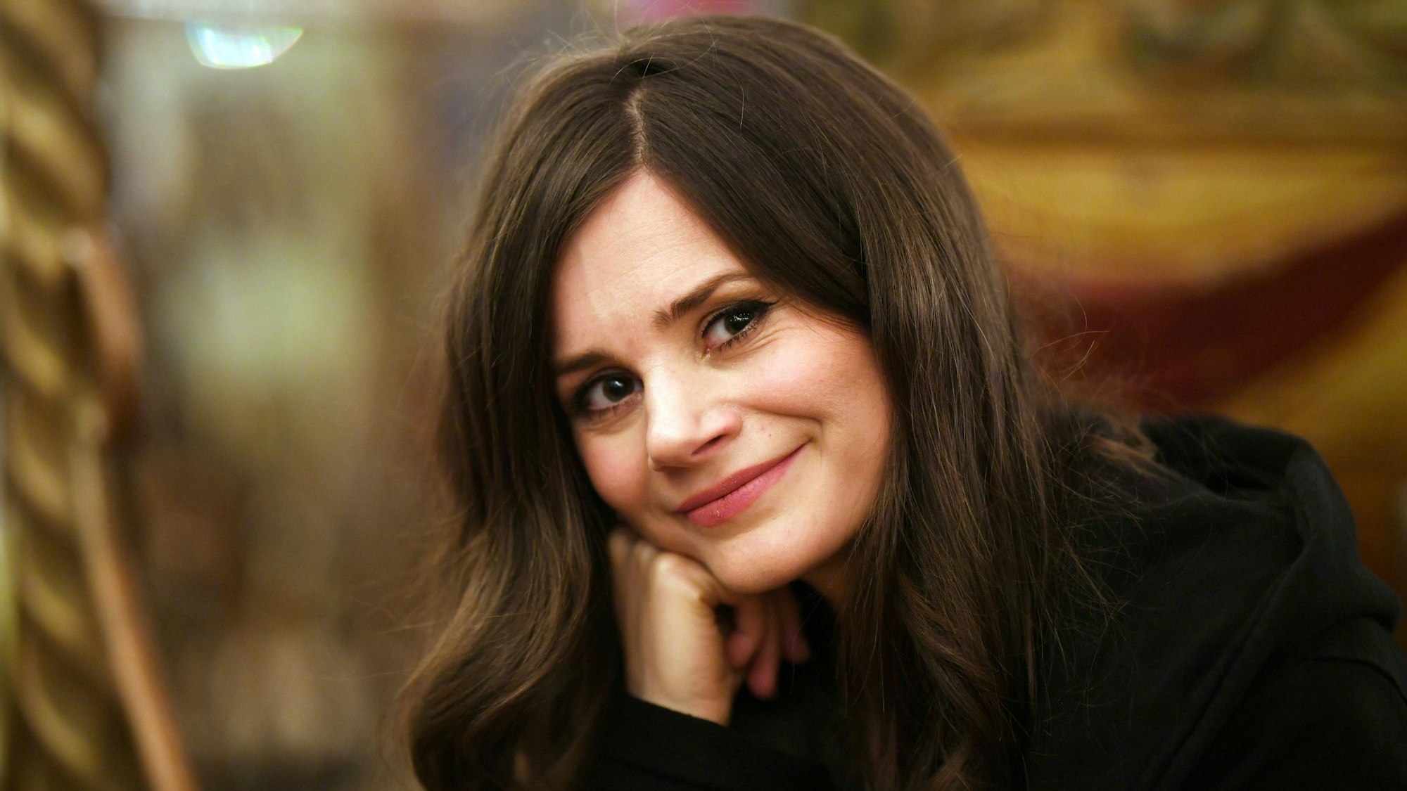 04.04.2018, Baden-Württemberg, Rust: Die Schauspielerin und YouTube-Darstellerin Joyce Ilg sitzt im Europa-Park auf einem Karussell.