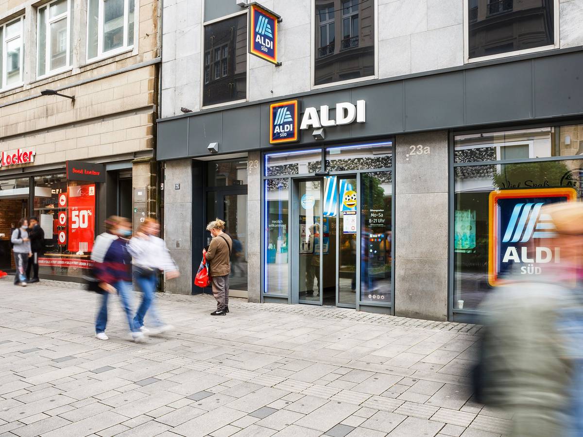 Aldi (hier im Foto eine Filiale in Düsseldorf) bittet seine Kundschaft von Hamsterkäufen abzusehen.