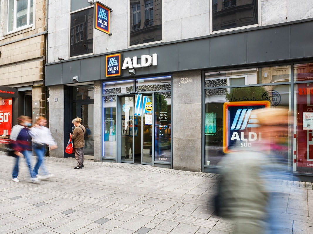 Aldi (hier im Foto eine Filiale in Düsseldorf) bittet seine Kundschaft von Hamsterkäufen abzusehen.