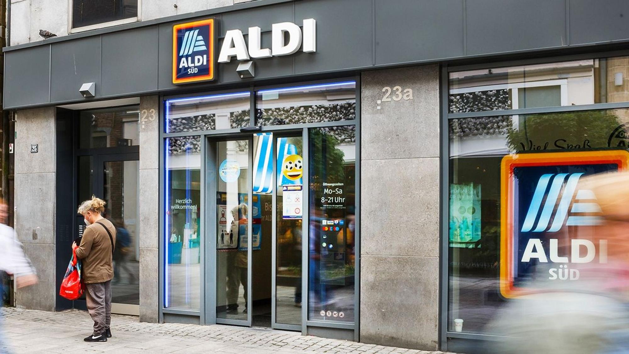 Aldi (hier im Foto eine Filiale in Düsseldorf) bittet seine Kundschaft von Hamsterkäufen abzusehen.