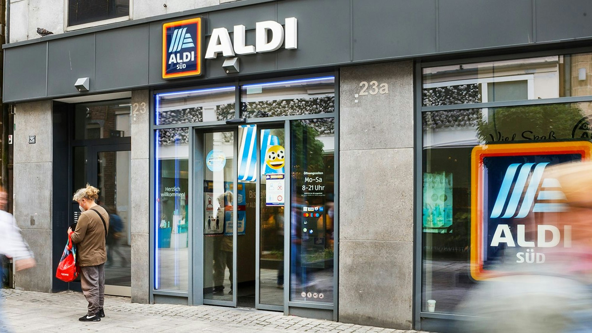 Aldi (hier im Foto eine Filiale in Düsseldorf) bittet seine Kundschaft von Hamsterkäufen abzusehen.