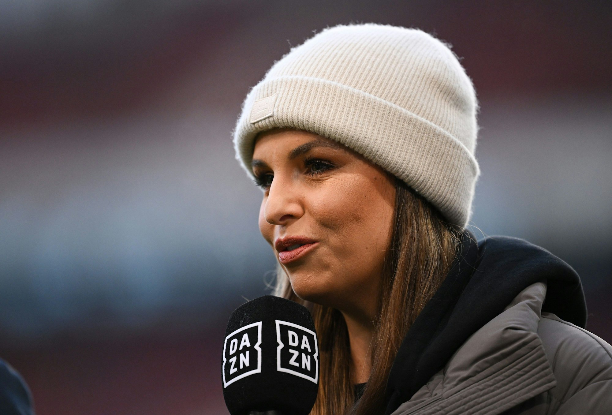 Laura Wontorra moderiert beim Spie des VfB Stuttgart