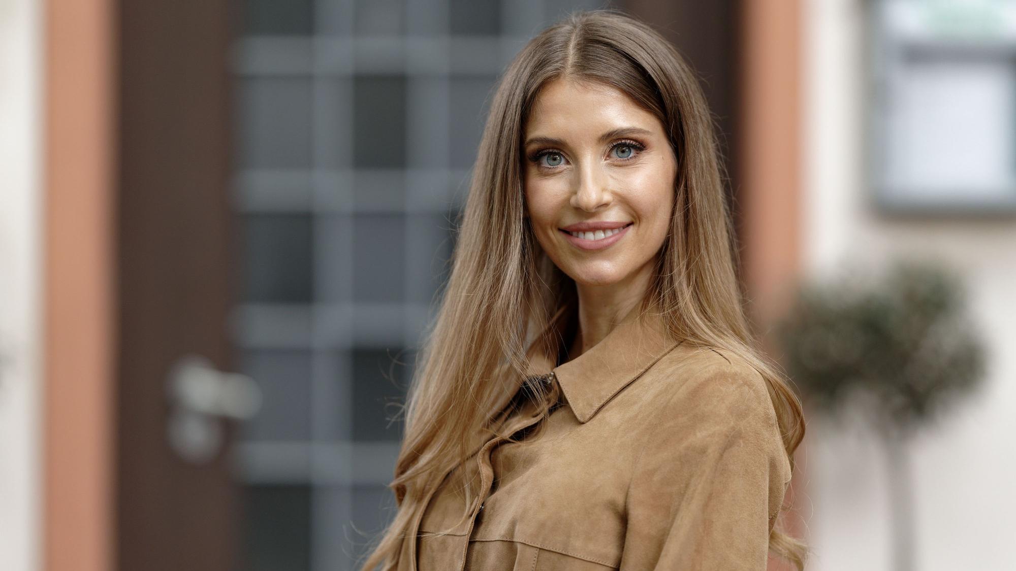 Cathy Hummels, Influencerin und Moderatorin, steht bei einem Fototermin in der Kulisse der RTL-Serie «Unter uns».