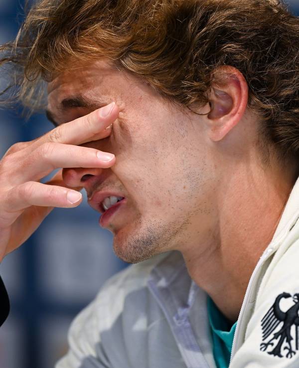 Alexander Zverev sitzt enttäuscht bei der Pressekonferenz