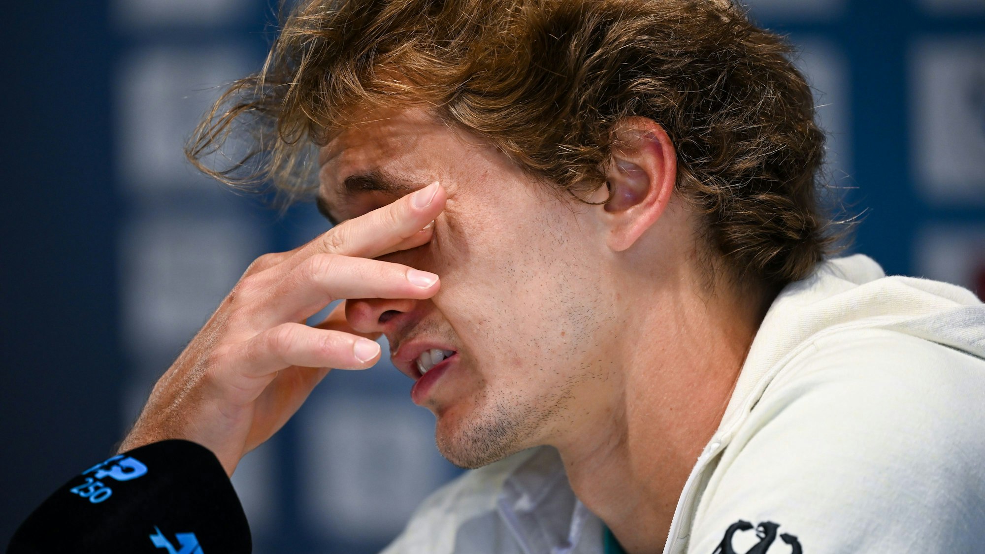 Alexander Zverev sitzt enttäuscht bei der Pressekonferenz