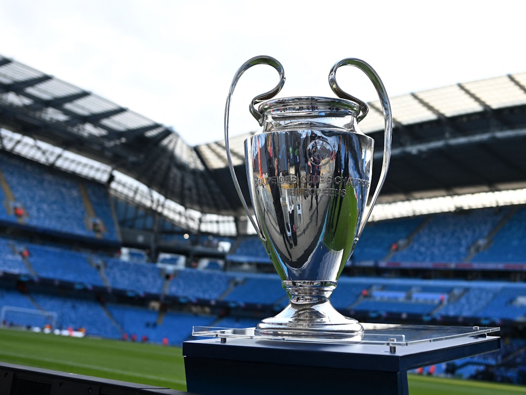 Der Pokal der Champions League steht im Stadion von Manchester City.