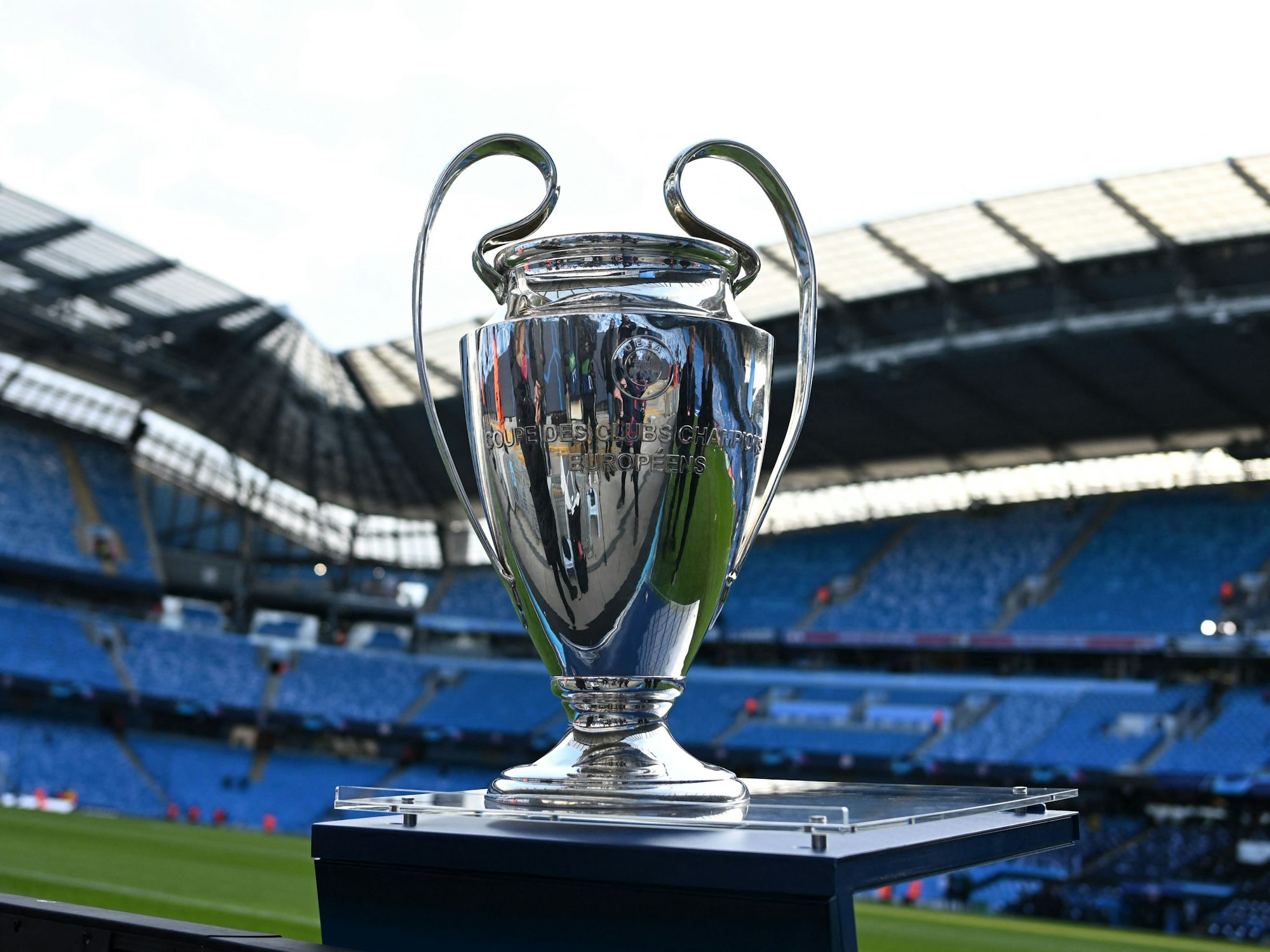 Der Pokal der Champions League steht im Stadion von Manchester City.