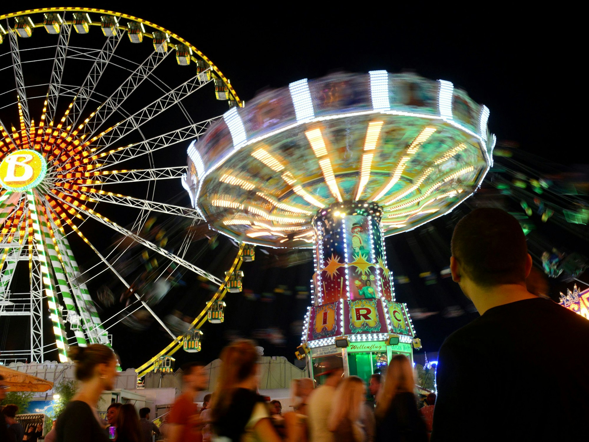 In Aachen kam es auf einem Volksfest zu einen Großeinsatz der Feuerwehr: Ein Kettenkarussell in Aachen blieb plötzlich stehen. Unser Symbolbild wurde in Herne 2014 aufgenommen.