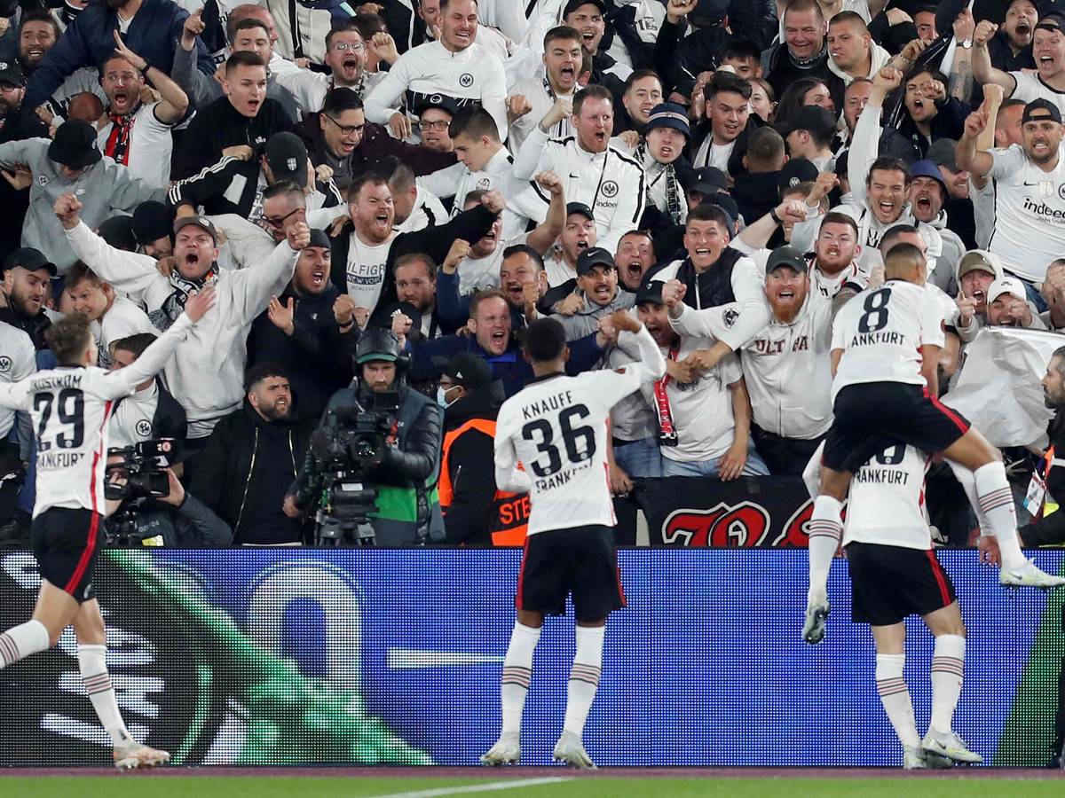 Eintracht Frankfurt feiert mit den mitgereisten Fans das Tor zum 2:1 im Halbfinale der Europa League bei West Ham United.