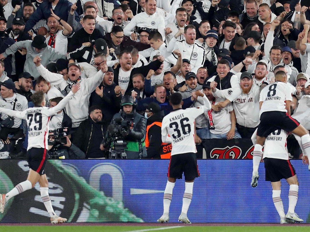Eintracht Frankfurt feiert mit den mitgereisten Fans das Tor zum 2:1 im Halbfinale der Europa League bei West Ham United.