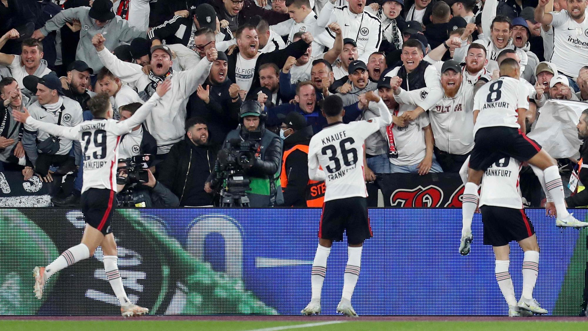Eintracht Frankfurt feiert mit den mitgereisten Fans das Tor zum 2:1 im Halbfinale der Europa League bei West Ham United.