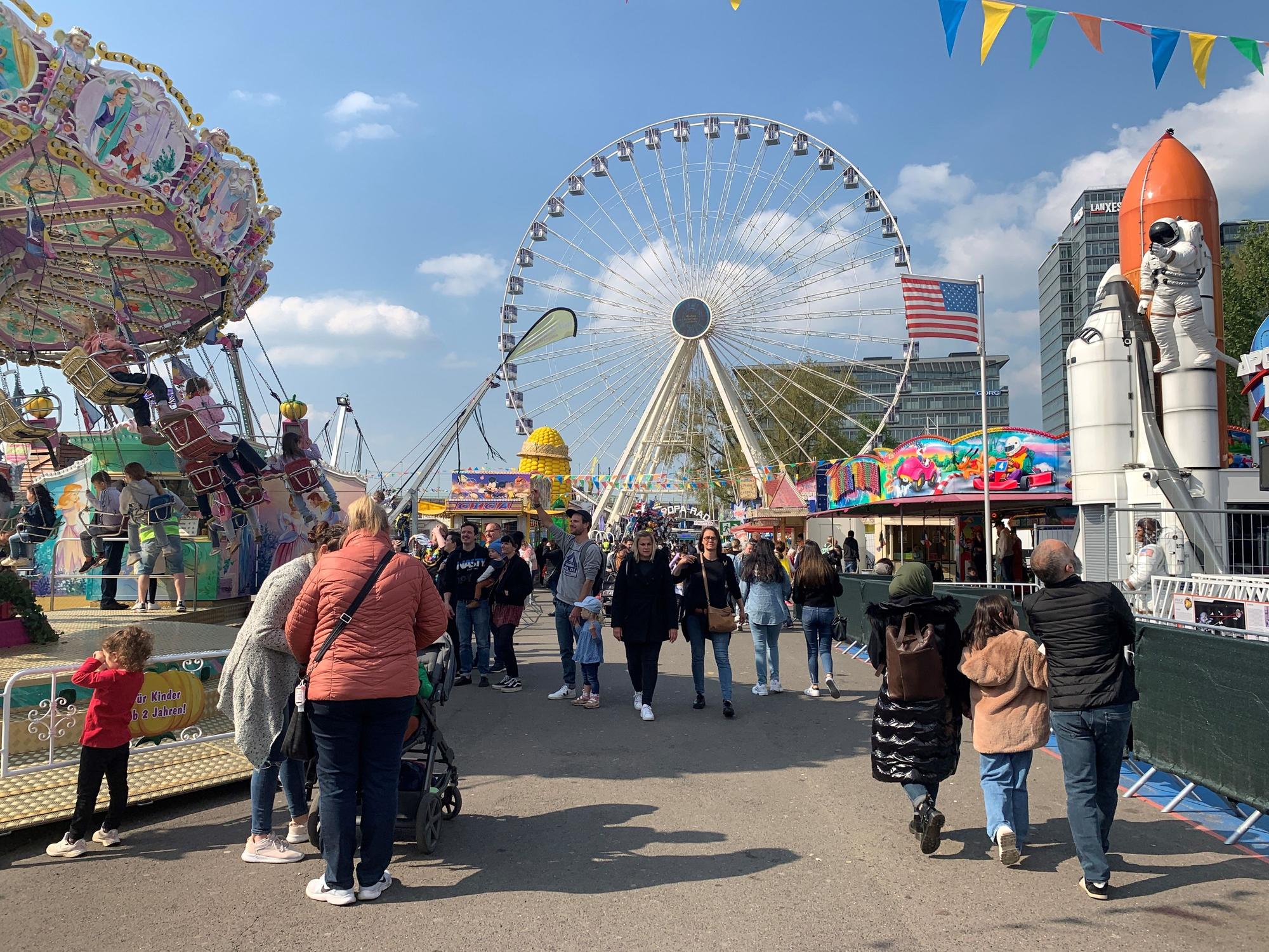 Gäste laufen über die Deutzer Kirmes.