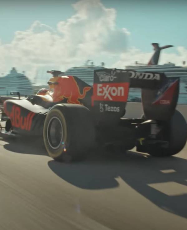 Sergio Pérez fährt für einen Werbe-Film seines Teams Red Bull zum Grand Prix der USA durch die Straßen von Miami