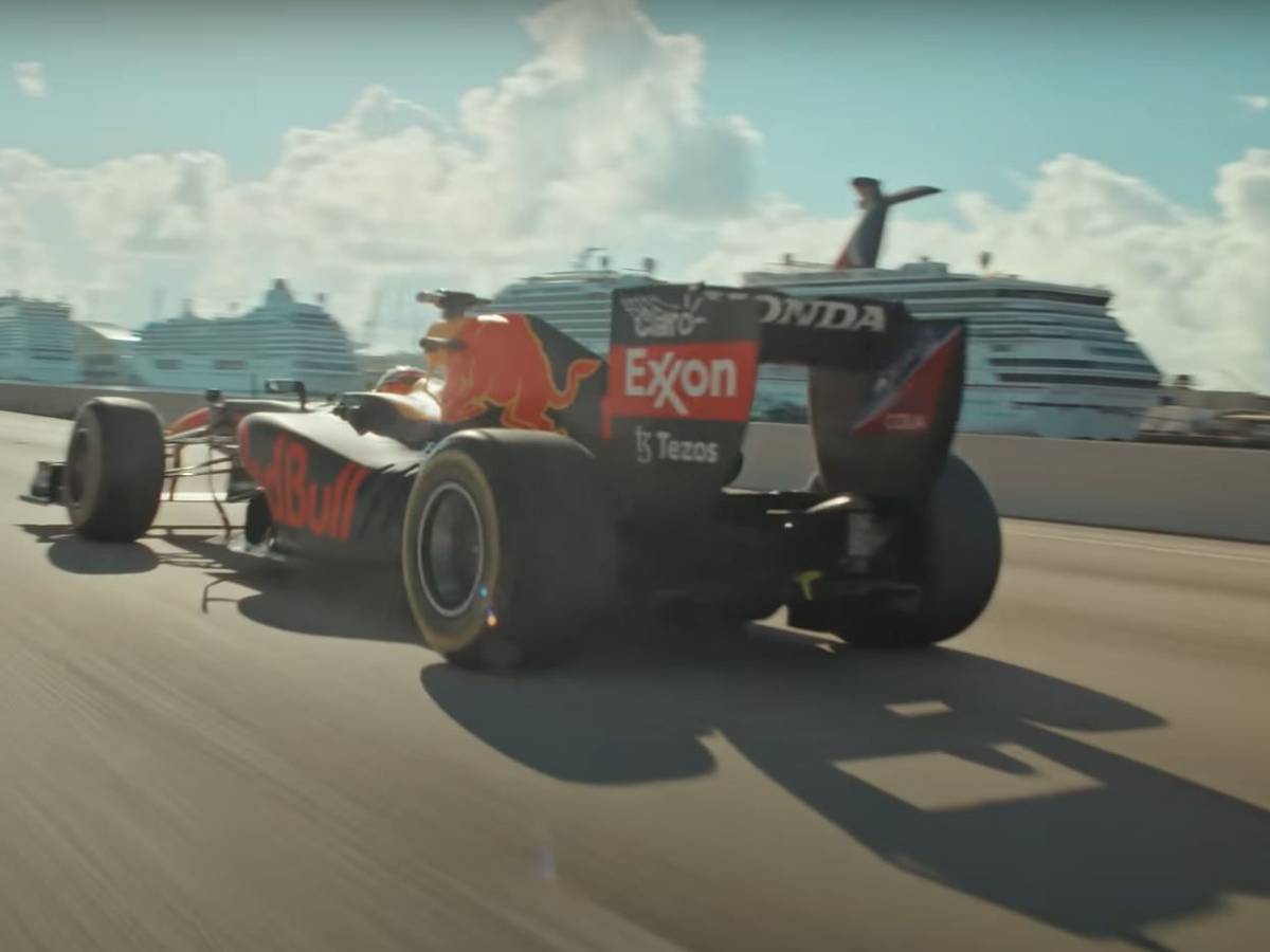 Sergio Pérez fährt für einen Werbe-Film seines Teams Red Bull zum Grand Prix der USA durch die Straßen von Miami