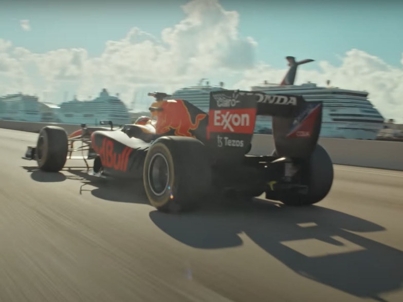 Sergio Pérez fährt für einen Werbe-Film seines Teams Red Bull zum Grand Prix der USA durch die Straßen von Miami