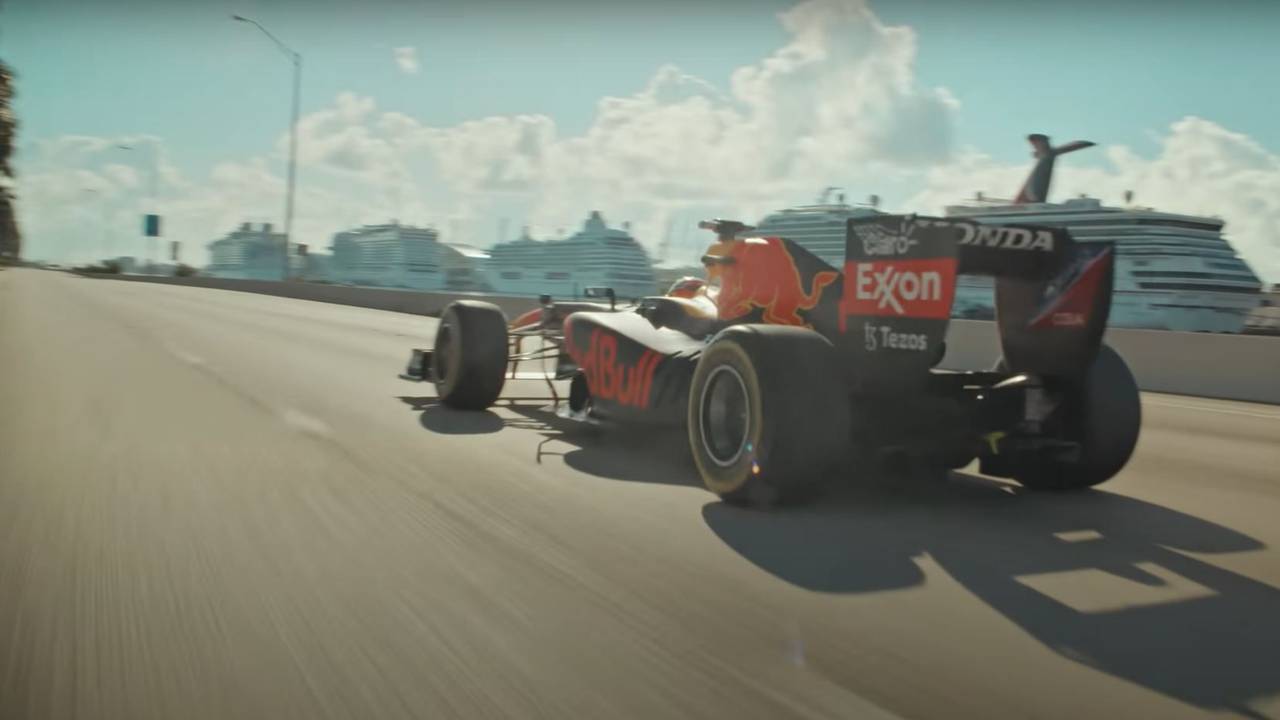Sergio Pérez fährt für einen Werbe-Film seines Teams Red Bull zum Grand Prix der USA durch die Straßen von Miami