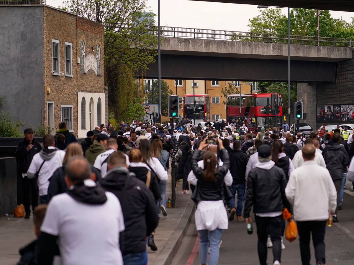 Die Fans von Eintracht Frankfurt auf dem Weg zum Stadion vor dem Halbfinale der Europa League bei West Ham United.