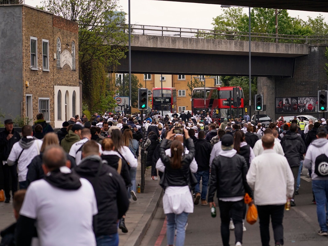 Die Fans von Eintracht Frankfurt auf dem Weg zum Stadion vor dem Halbfinale der Europa League bei West Ham United.