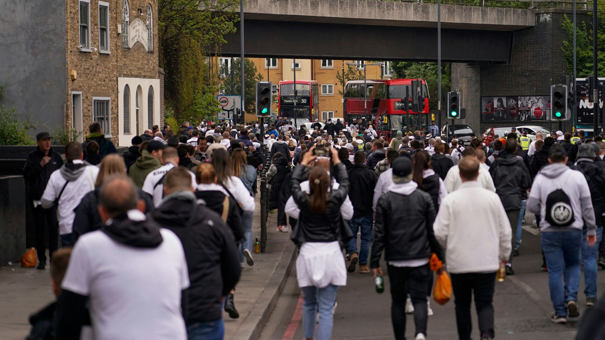 Die Fans von Eintracht Frankfurt auf dem Weg zum Stadion vor dem Halbfinale der Europa League bei West Ham United.