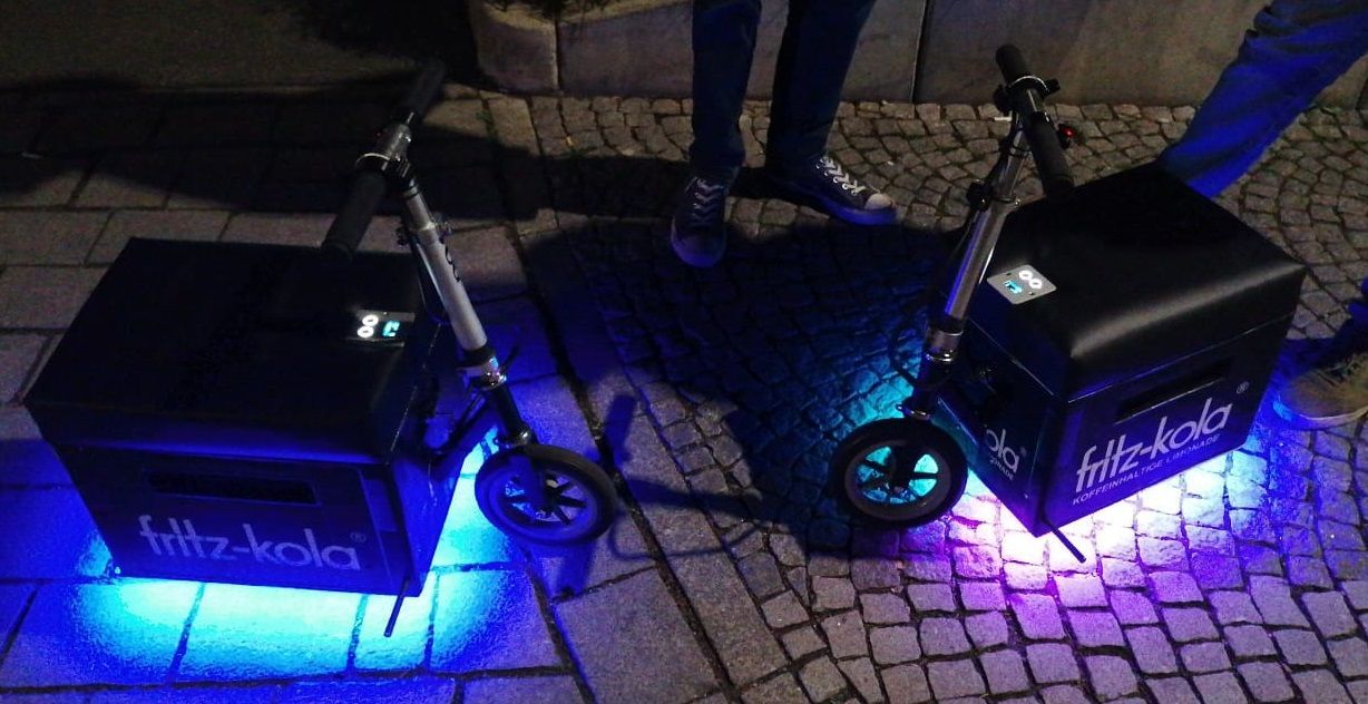 Mit diesen einfallsreichen Fahrzeugen waren die beiden jungen Männer in Weimar unterwegs.