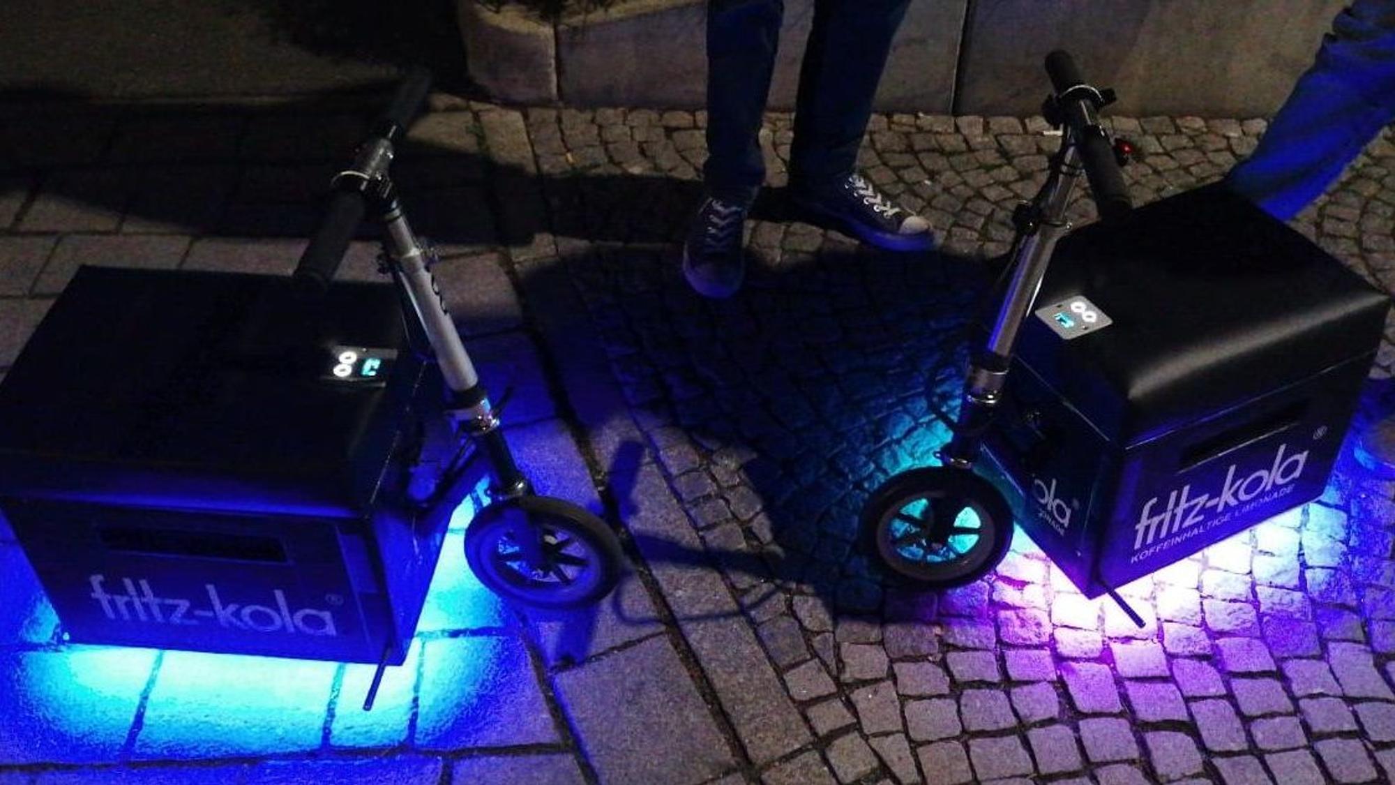Mit diesen einfallsreichen Fahrzeugen waren die beiden jungen Männer in Weimar unterwegs.