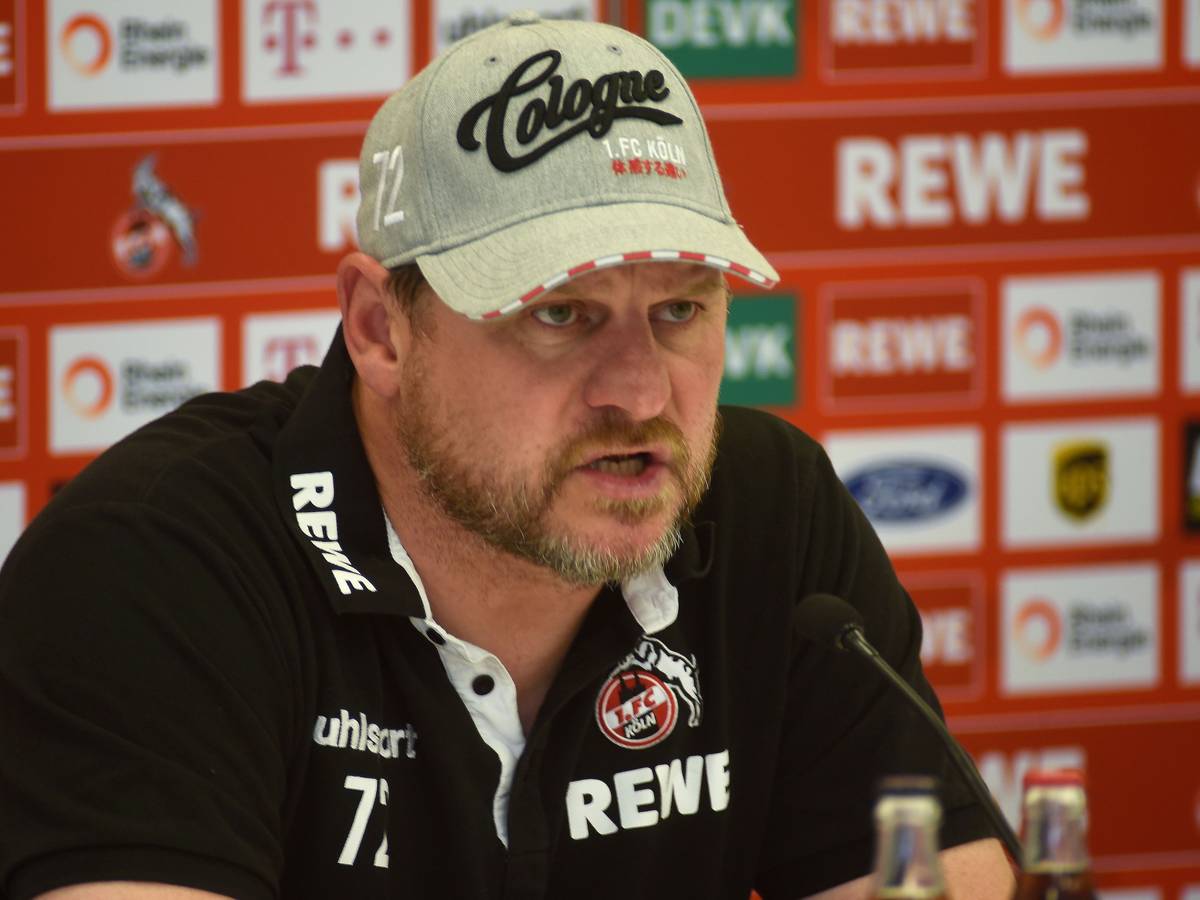 Trainer Steffen Baumgart spricht auf der Pressekonferenz des 1. FC Köln vor dem Spiel beim FC Augsburg.