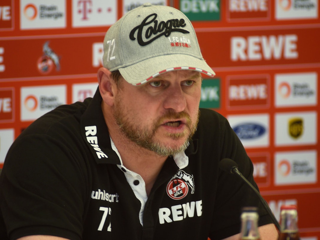 Trainer Steffen Baumgart spricht auf der Pressekonferenz des 1. FC Köln vor dem Spiel beim FC Augsburg.