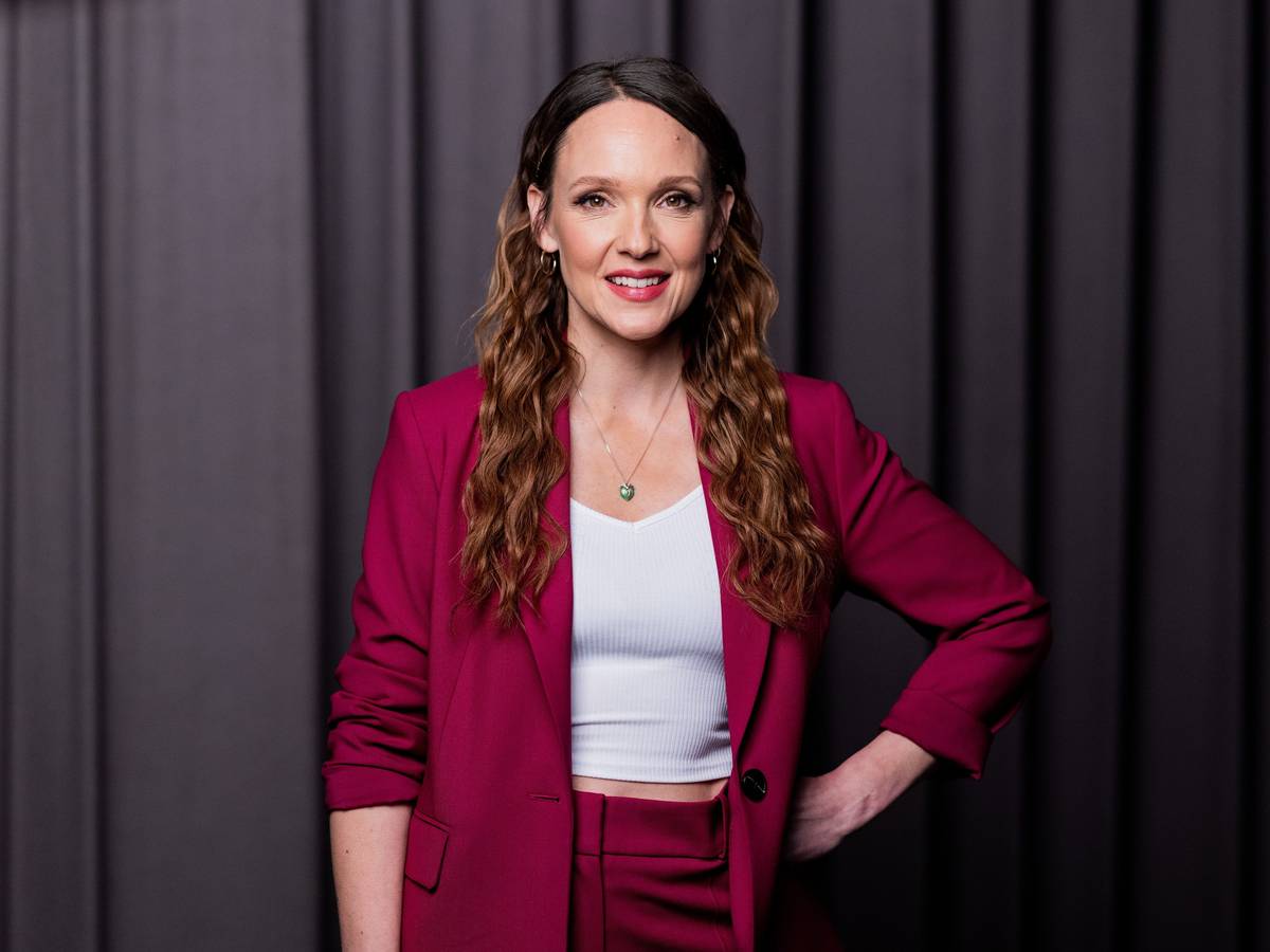 Köln: Carolin Kebekus, Comedian, steht in einem Studio.