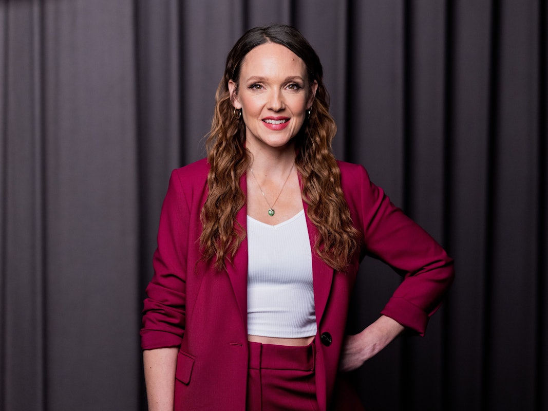 Köln: Carolin Kebekus, Comedian, steht in einem Studio.